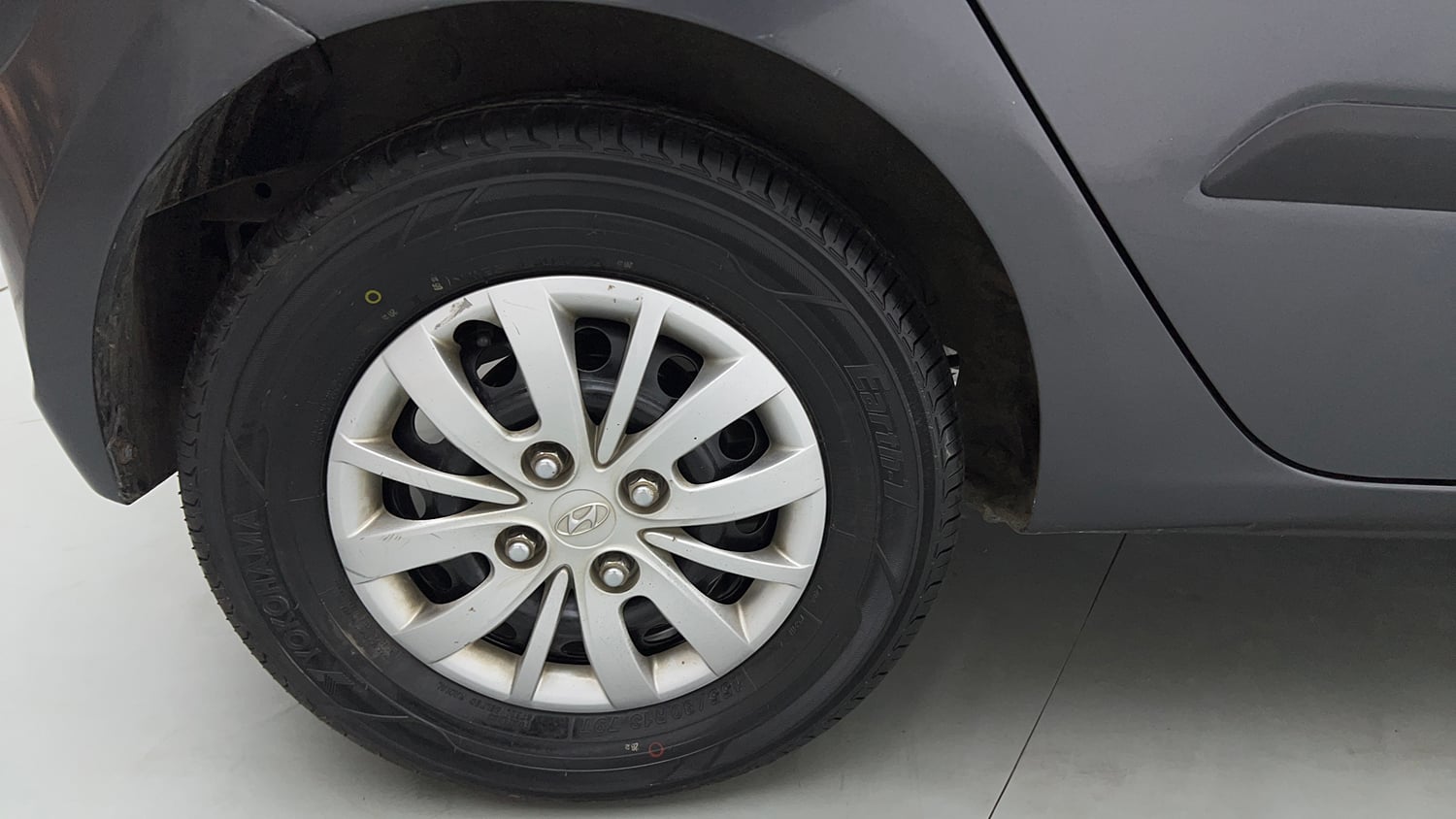 Used 2013 Hyundai i10 Magna 1.2 Kappa2 Petrol Manual tyres RIGHT REAR TYRE RIM VIEW