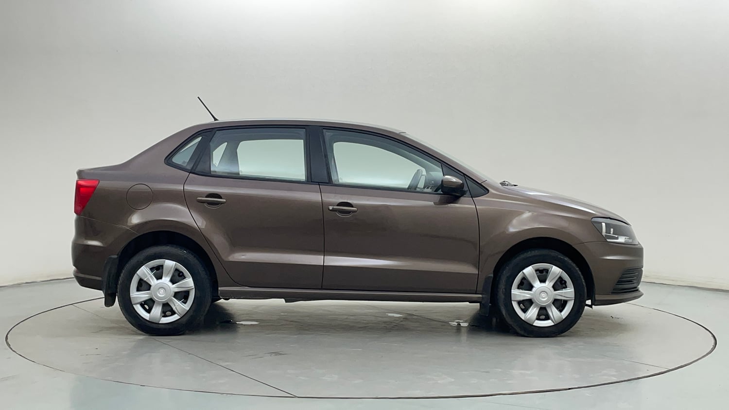 Used 2019 Volkswagen Ameo Comfortline 1.0L (P) Petrol Manual exterior RIGHT SIDE VIEW
