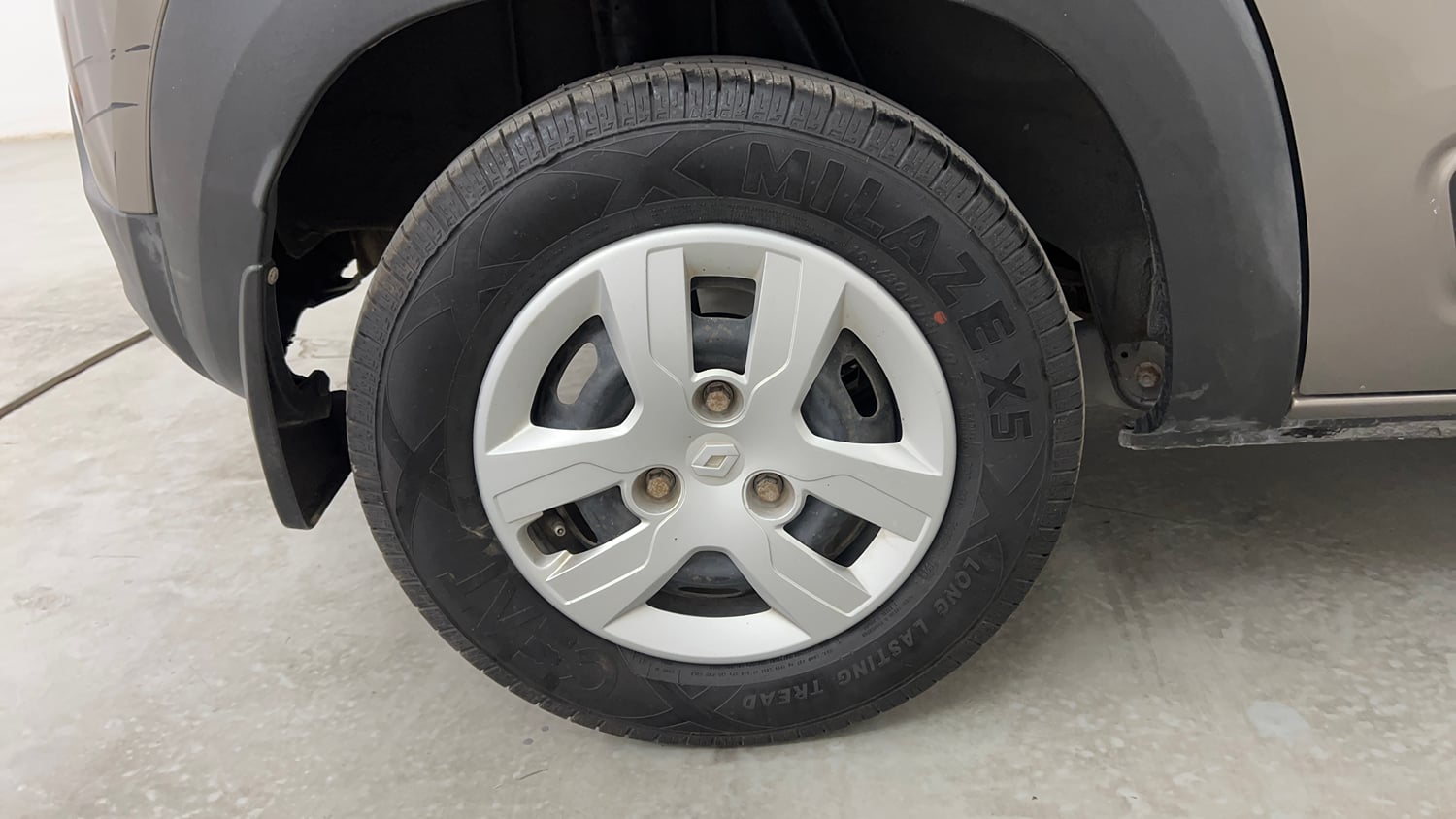 Used 2016 Renault Kwid RXT CNG (Outside Fitted) Cng Manual tyres RIGHT REAR TYRE RIM VIEW