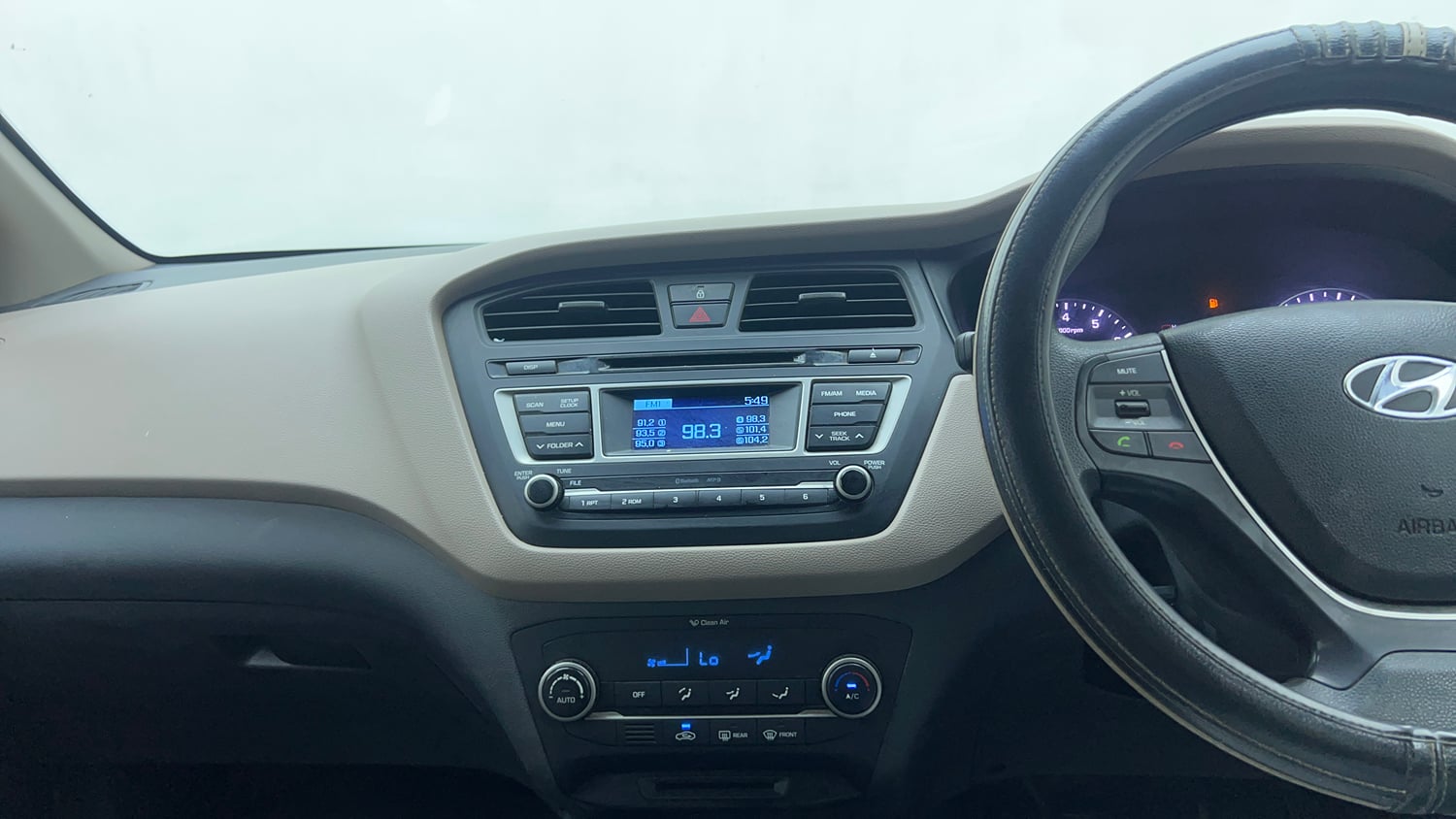 Used 2015 Hyundai Elite i20 Sportz 1.2 Petrol Manual top_features Integrated (in-dash) music system