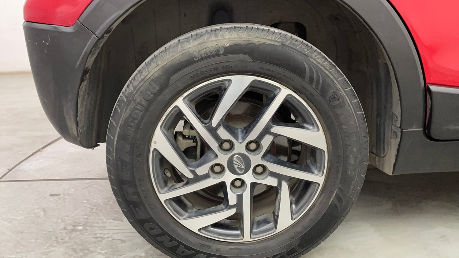 Used 2022 Mahindra XUV 300 W8 (O) 1.5 Diesel AMT Diesel Automatic tyres RIGHT REAR TYRE RIM VIEW