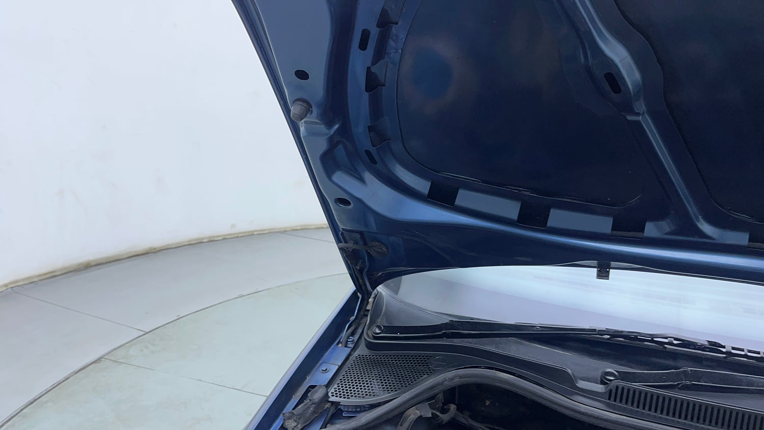 Used 2016 Volkswagen Ameo Highline1.2L (P) Petrol Manual engine ENGINE RIGHT SIDE HINGE & APRON VIEW