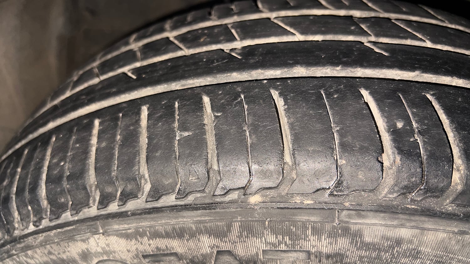 Used 2016 Honda City SV CVT Petrol Automatic tyres LEFT FRONT TYRE TREAD VIEW