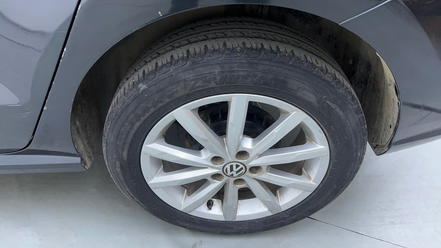 Used 2018 Volkswagen Ameo Highline1.2L Plus (P) 16 Alloy Petrol Manual tyres LEFT REAR TYRE RIM VIEW
