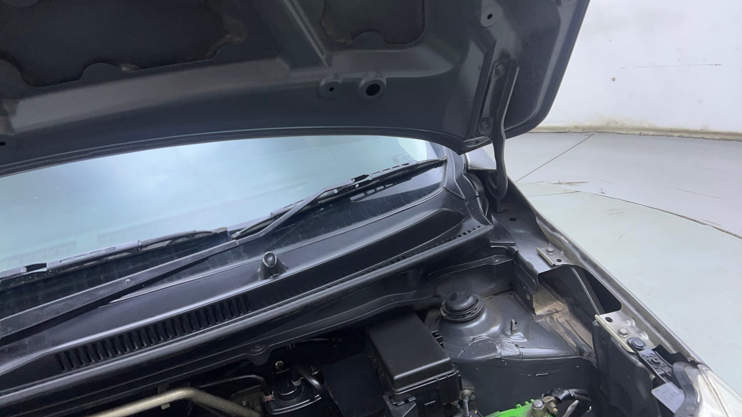 Used 2015 Maruti Suzuki Celerio ZXi Opt Petrol Manual engine ENGINE LEFT SIDE HINGE & APRON VIEW