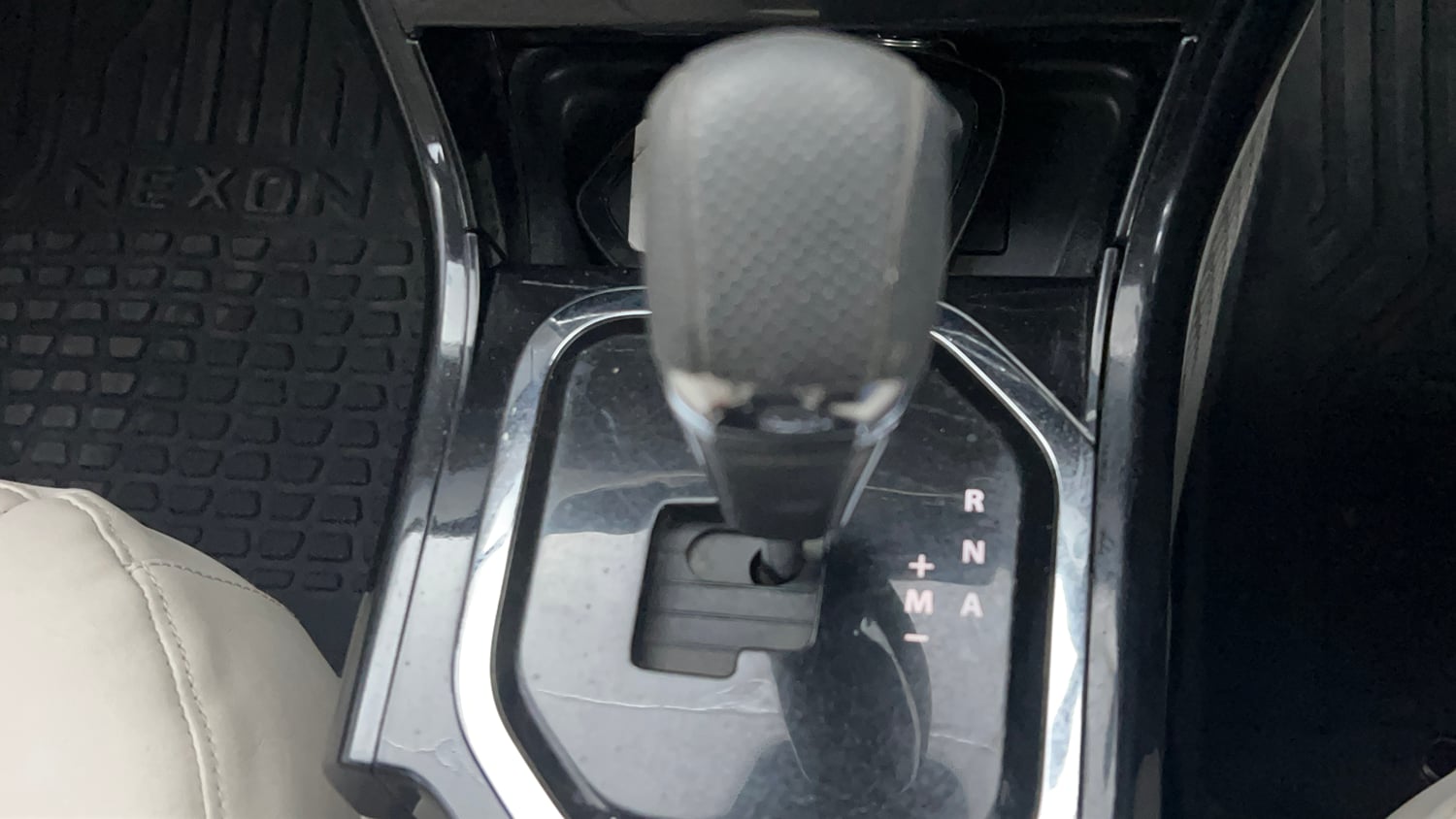 Used 2022 Tata Nexon XZA Plus  (S) Dual Tone Petrol Automatic interior GEAR  KNOB VIEW