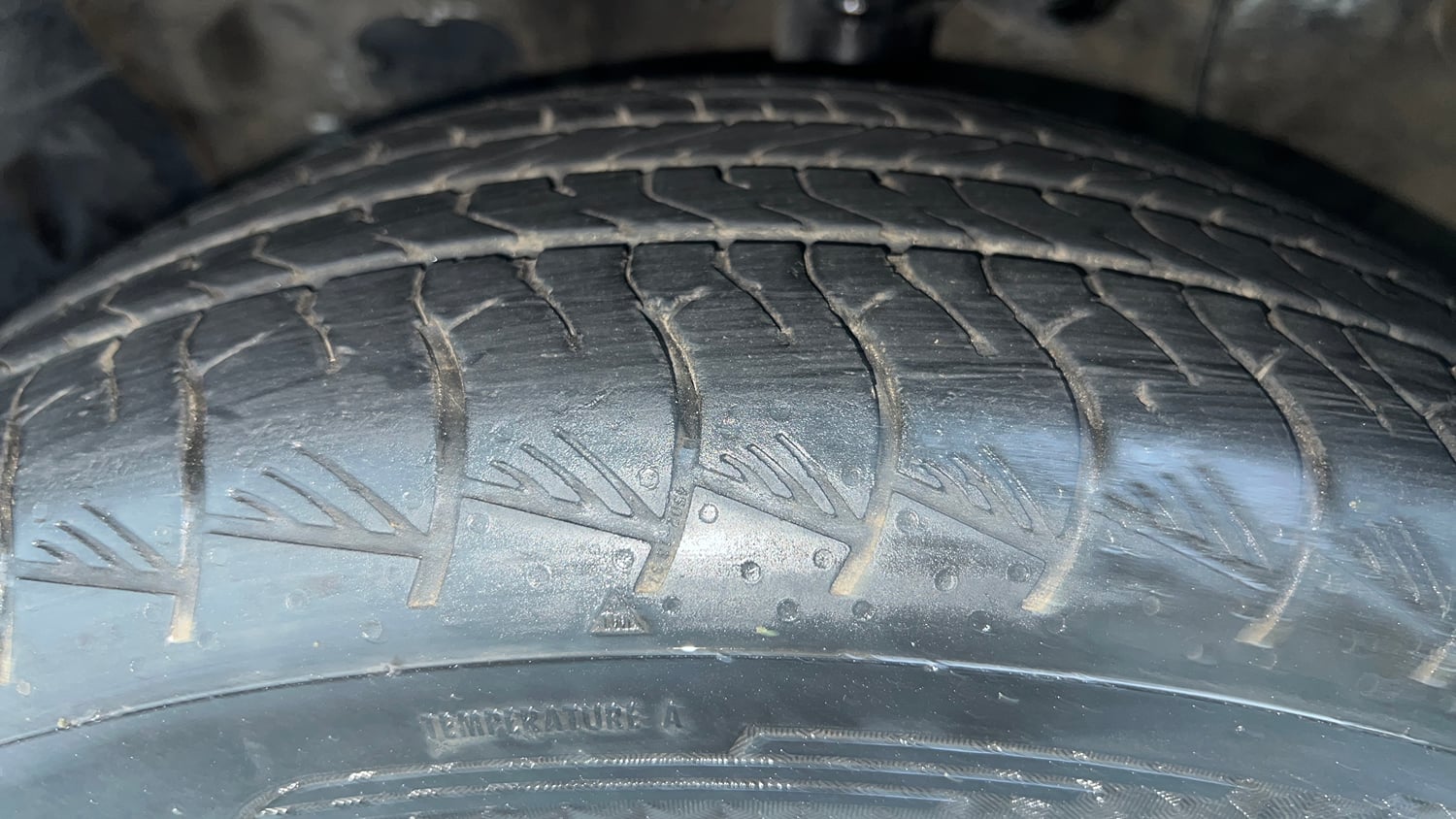 Used 2022 Hyundai Alcazar Signature (O) 6 STR 2.0 Petrol AT Dual Tone Petrol Automatic tyres LEFT FRONT TYRE TREAD VIEW