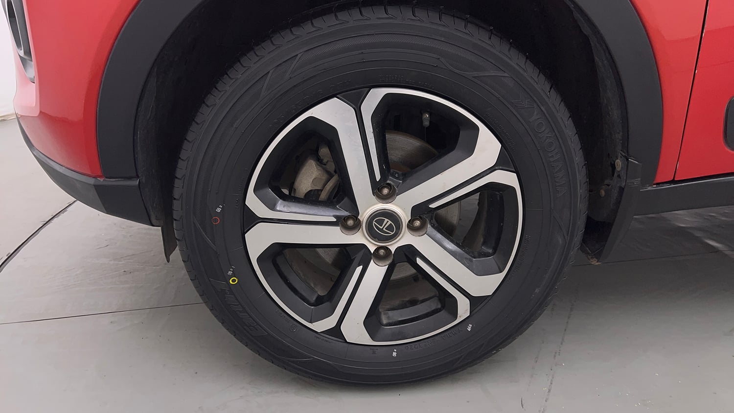 Used 2022 Tata Nexon XZA Plus  (S) Dual Tone Petrol Automatic tyres LEFT FRONT TYRE RIM VIEW