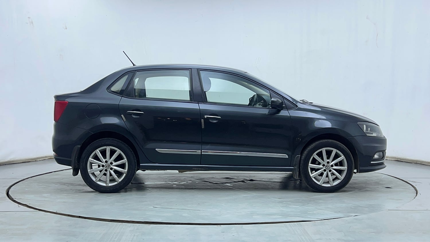 Used 2018 Volkswagen Ameo Highline1.2L Plus (P) 16 Alloy Petrol Manual exterior RIGHT SIDE VIEW
