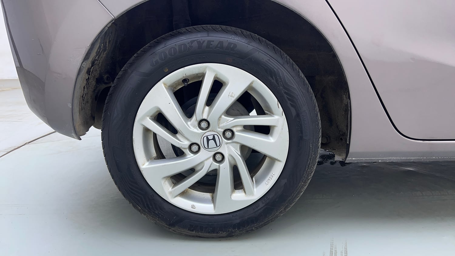 Used 2016 Honda Jazz V AT Petrol Petrol Automatic tyres RIGHT REAR TYRE RIM VIEW