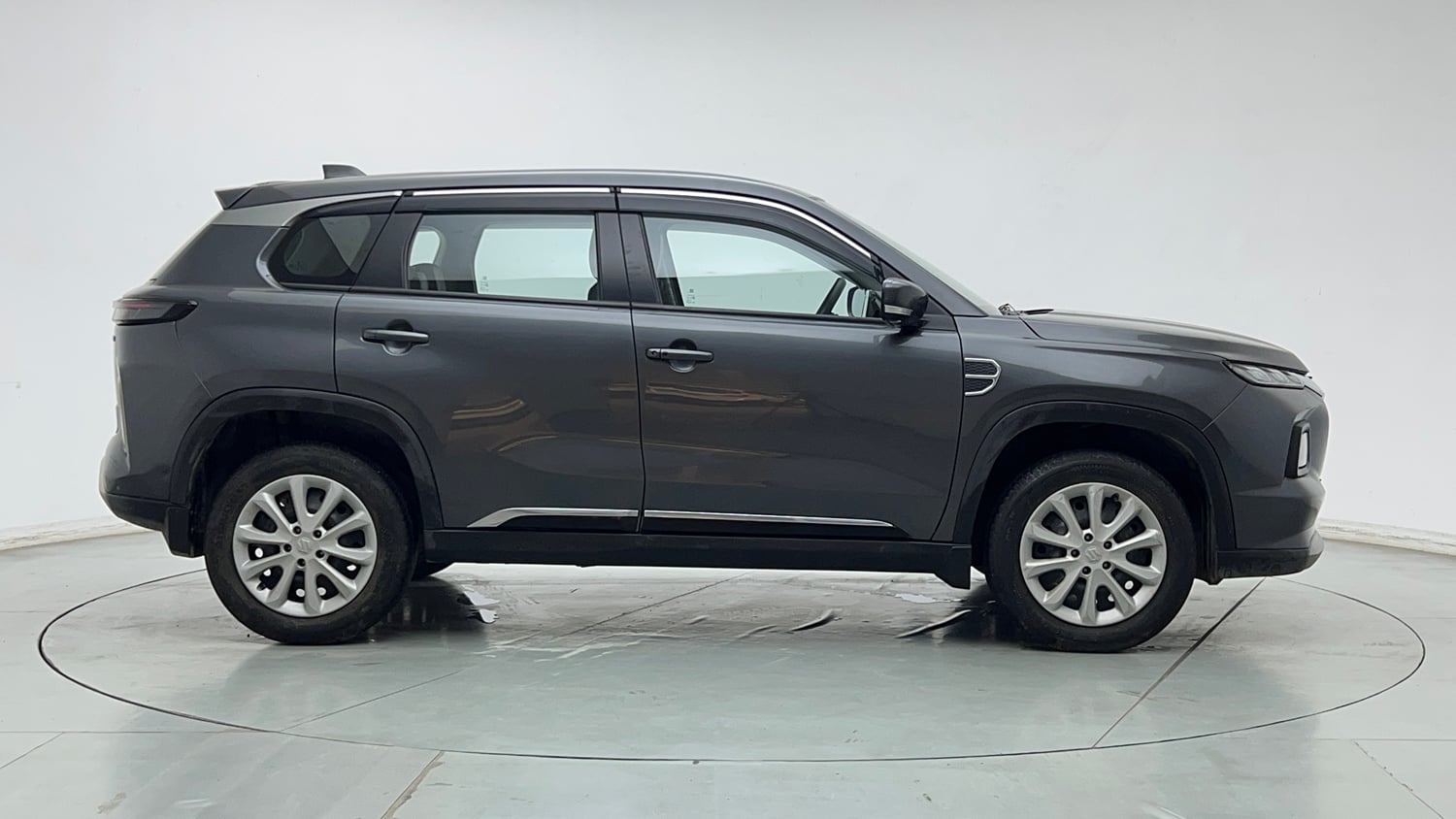 Used 2023 Maruti Suzuki Grand Vitara Delta Smart Hybrid Petrol Manual exterior RIGHT SIDE VIEW