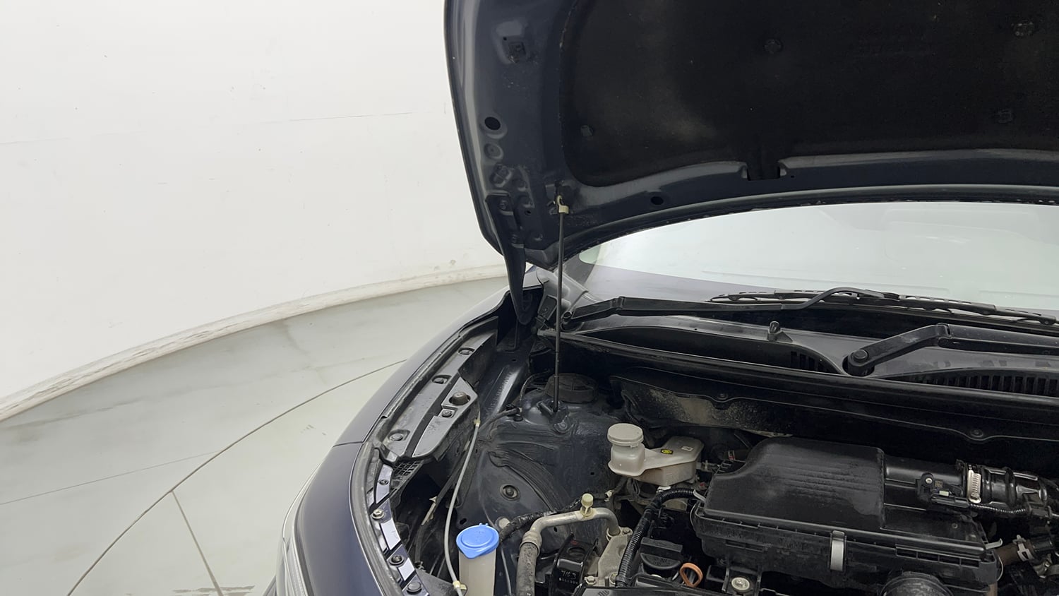 Used 2023 Maruti Suzuki Fronx Delta 1.2L MT Petrol Manual engine ENGINE RIGHT SIDE HINGE & APRON VIEW