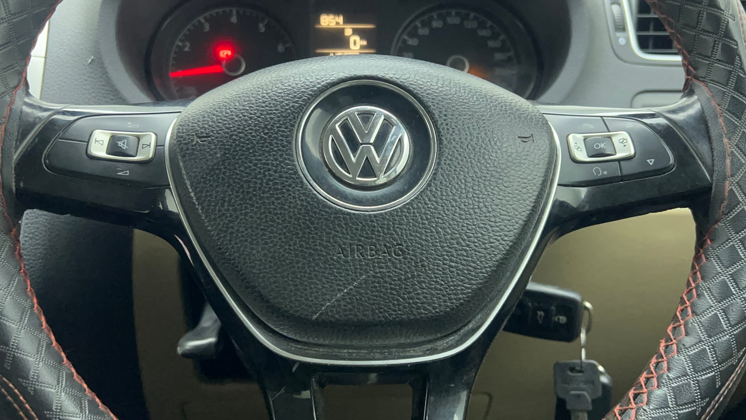 Used 2015 Volkswagen Polo Highline1.2L (P) Petrol Manual top_features Steering mounted controls