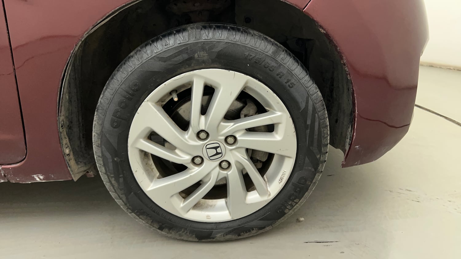 Used 2015 Honda Jazz V AT Petrol Petrol Automatic tyres RIGHT FRONT TYRE RIM VIEW