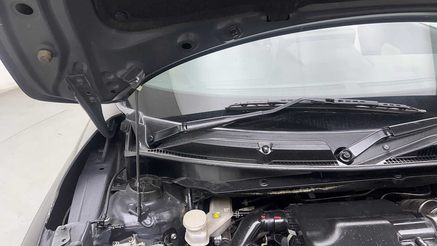 Used 2025 Maruti Suzuki Swift VXi CNG Cng Manual engine ENGINE RIGHT SIDE HINGE & APRON VIEW