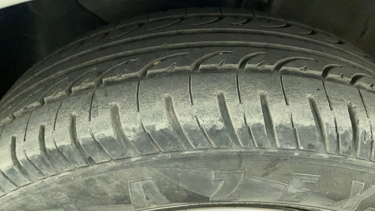 Used 2016 Hyundai Elite i20 Sportz 1.4 CRDI Diesel Manual tyres LEFT FRONT TYRE TREAD VIEW