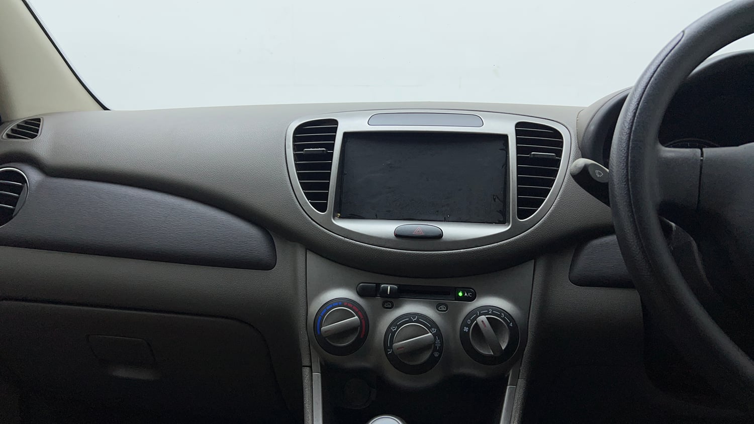 Used 2013 Hyundai i10 Magna 1.2 Kappa2 Petrol Manual interior MUSIC SYSTEM & AC CONTROL VIEW