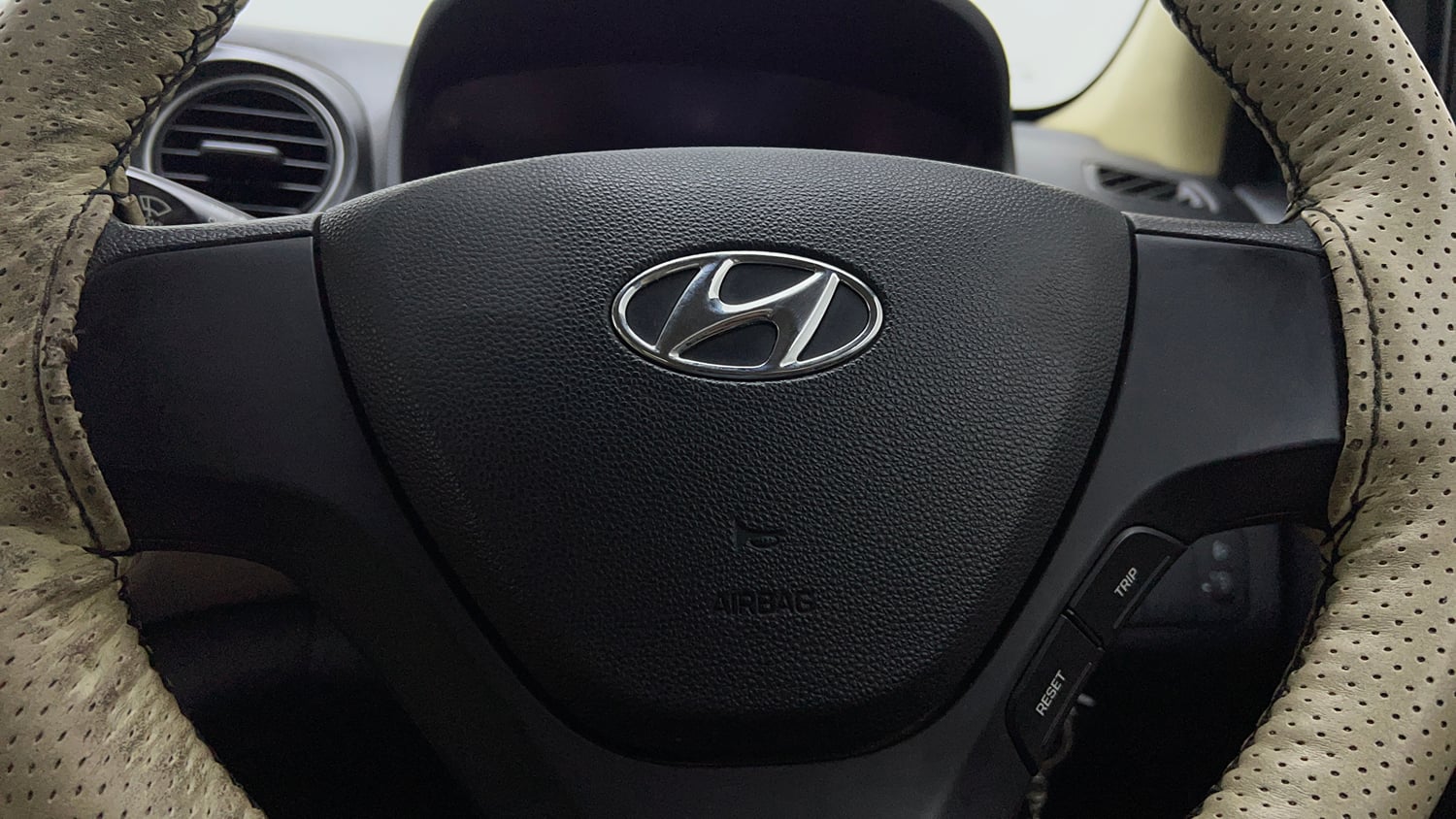 Used 2017 Hyundai Grand i10 Magna 1.2 Kappa VTVT Petrol Manual top_features Steering mounted controls
