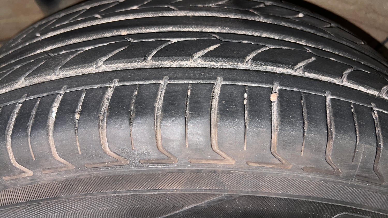 Used 2019 Hyundai Venue SX Plus 1.0 Turbo DCT Petrol Automatic tyres RIGHT REAR TYRE TREAD VIEW