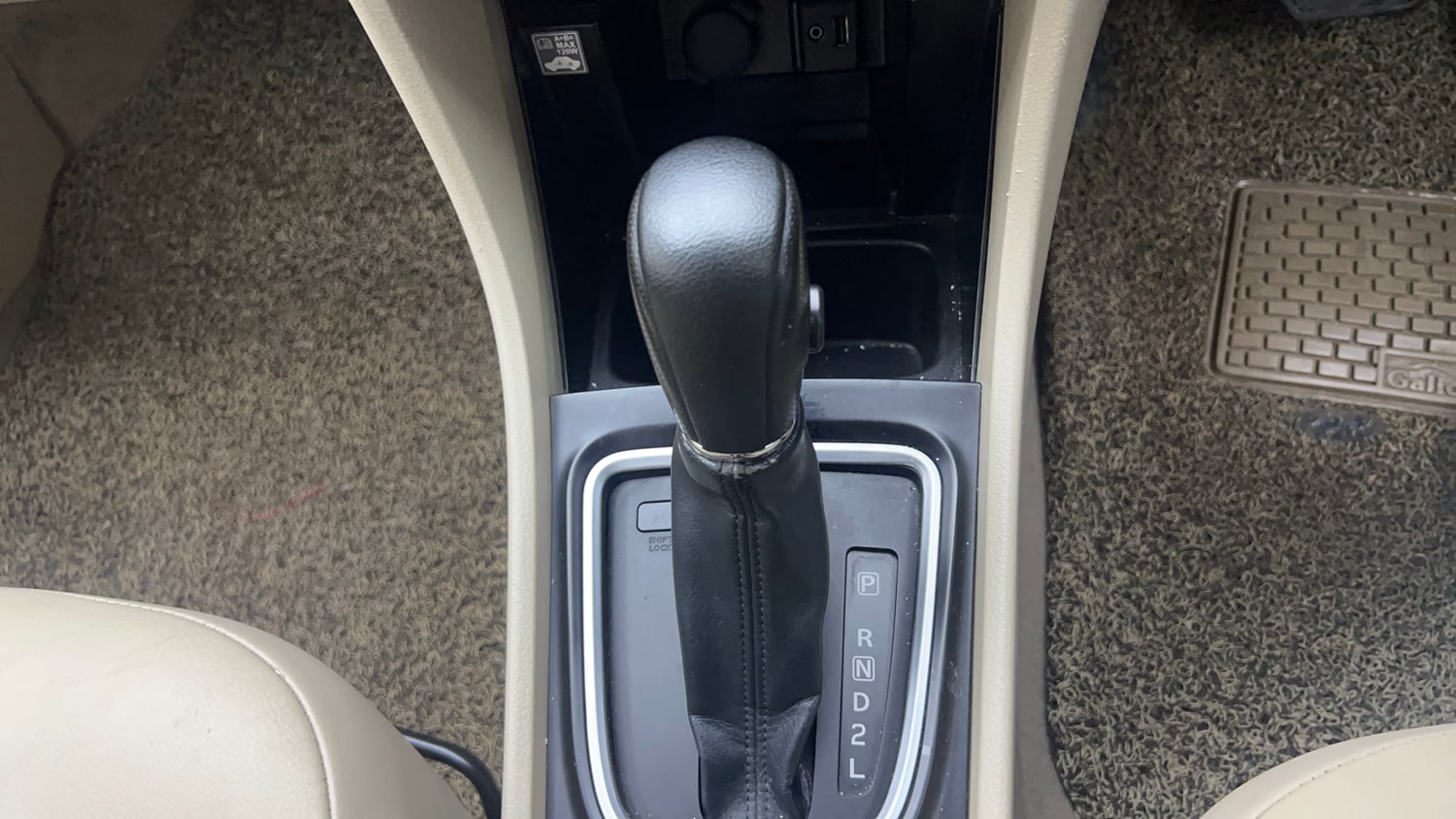 Used 2020 Maruti Suzuki Ciaz Alpha 1.5 AT Petrol Automatic interior GEAR  KNOB VIEW