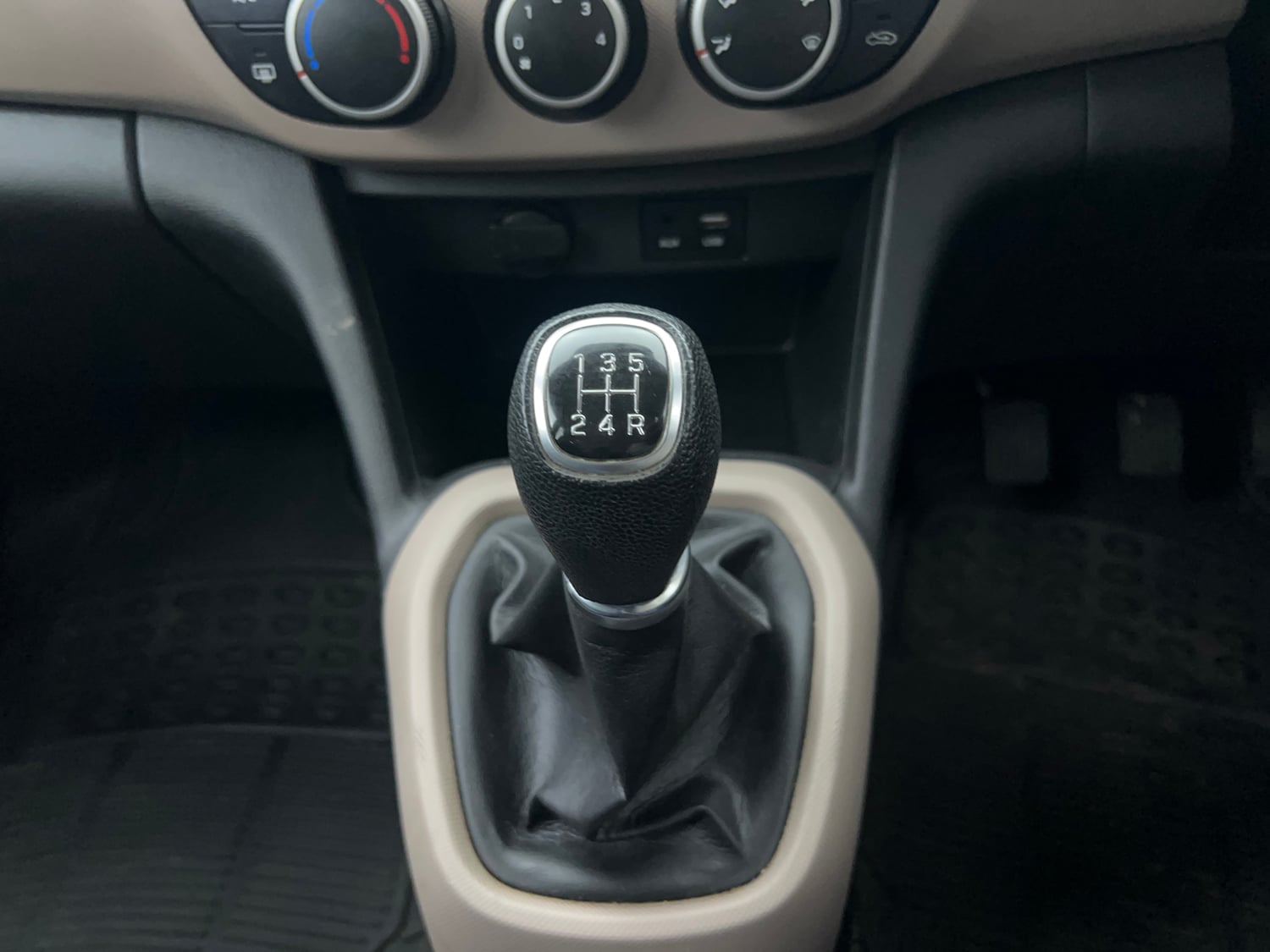 Used 2018 Hyundai Grand i10 Sportz 1.2 Kappa VTVT Dual Tone Petrol Manual interior GEAR  KNOB VIEW