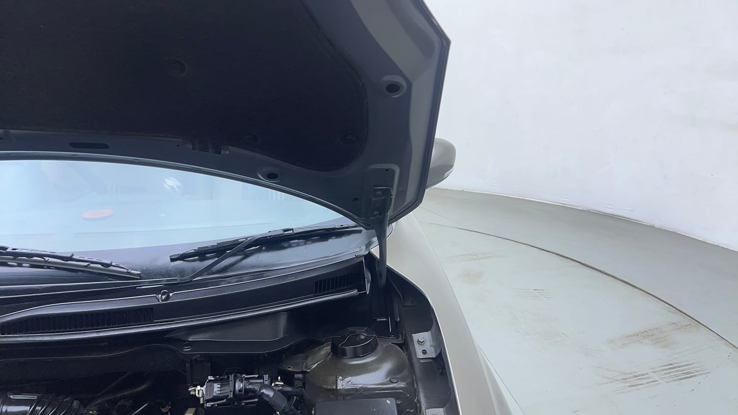 Used 2020 Maruti Suzuki Dzire VXi AGS Petrol Automatic engine ENGINE LEFT SIDE HINGE & APRON VIEW