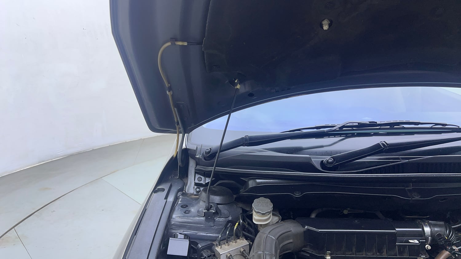 Used 2020 Maruti Suzuki Ciaz Alpha 1.5 AT Petrol Automatic engine ENGINE RIGHT SIDE HINGE & APRON VIEW
