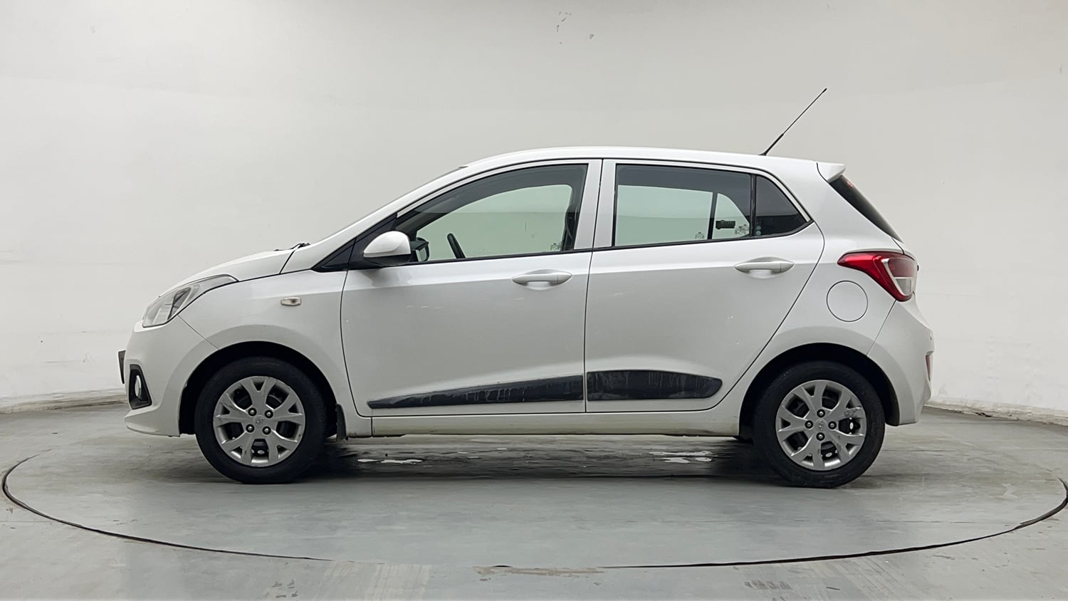 Used 2016 Hyundai Grand i10 Magna AT 1.2 Kappa VTVT Petrol Automatic exterior LEFT SIDE VIEW