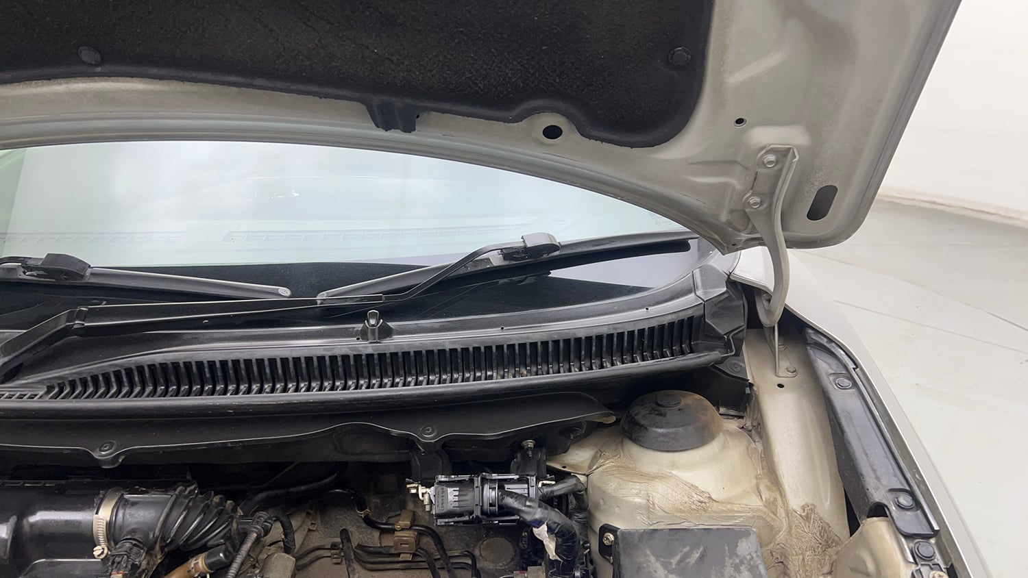 Used 2017 Maruti Suzuki Baleno Alpha 1.2 Petrol Manual engine ENGINE LEFT SIDE HINGE & APRON VIEW