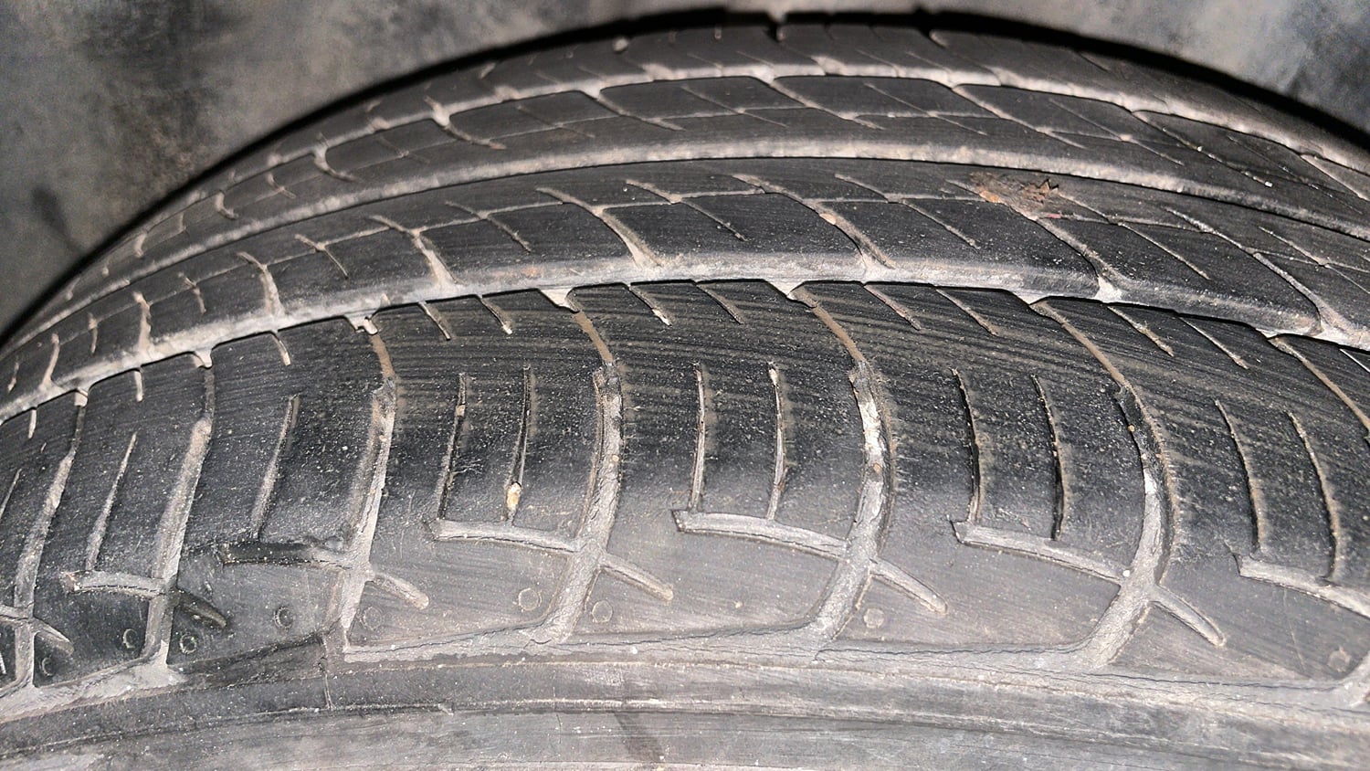 Used 2019 Volkswagen Ameo Comfortline 1.0L (P) Petrol Manual tyres RIGHT REAR TYRE TREAD VIEW