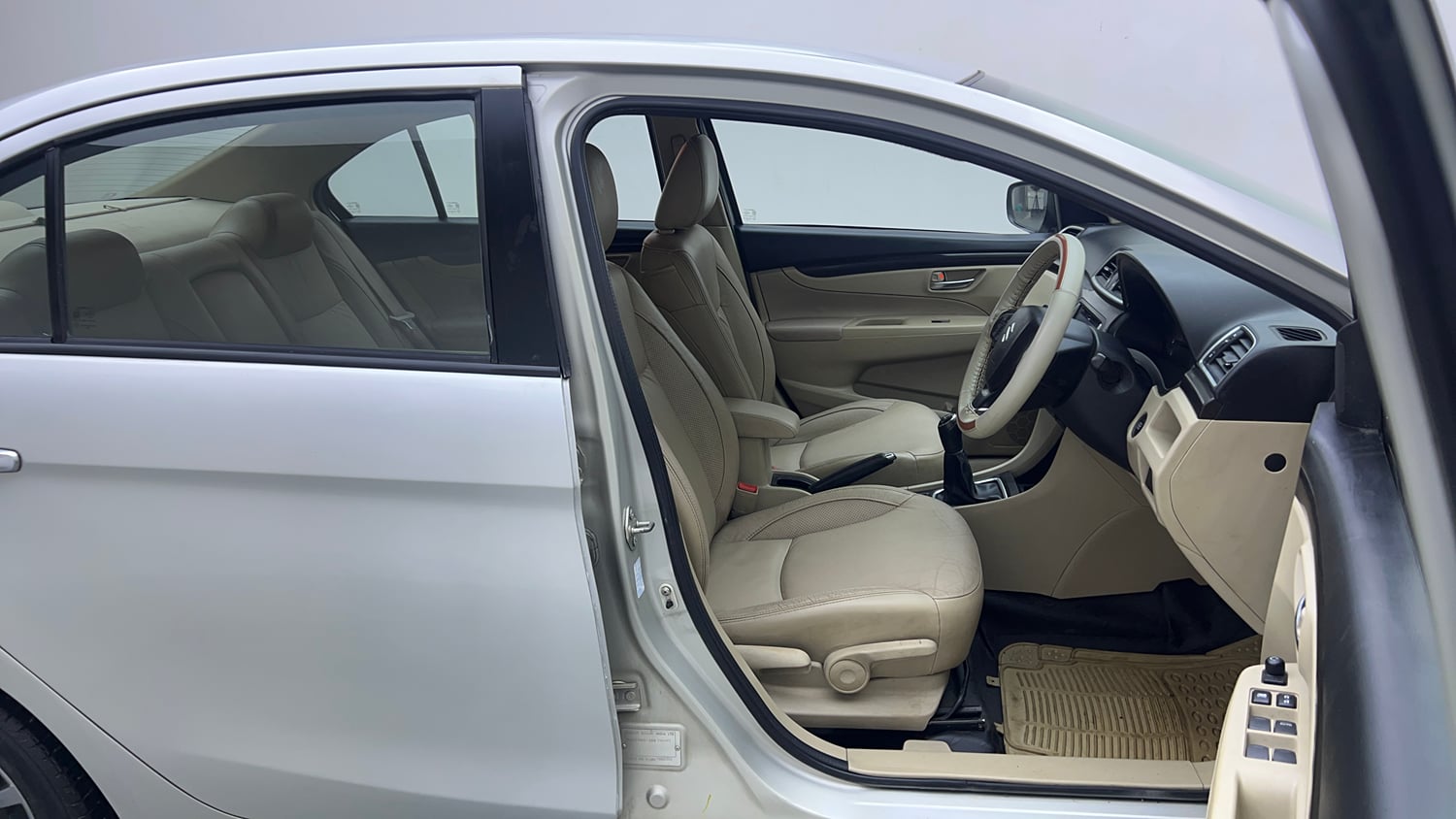 Used 2015 Maruti Suzuki Ciaz ZXi Petrol Manual interior RIGHT SIDE FRONT DOOR CABIN VIEW
