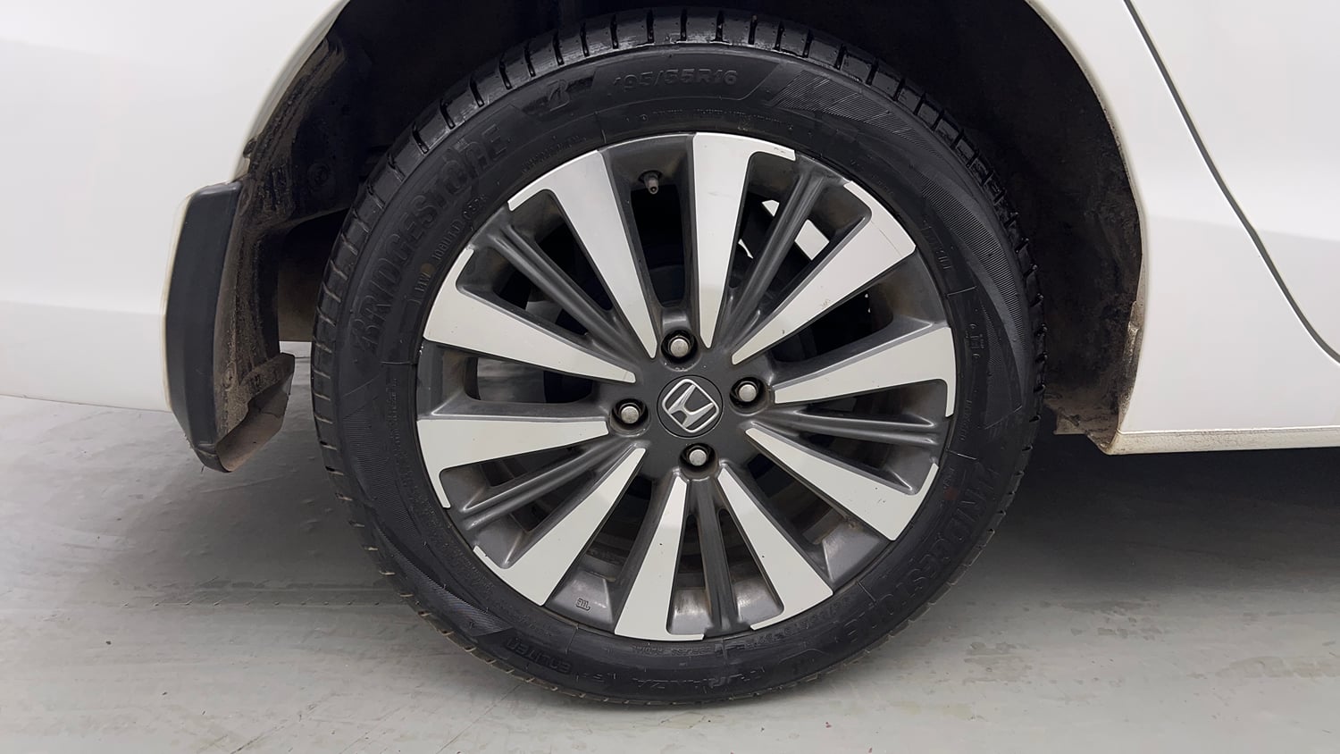 Used 2023 Honda City ZX Petrol CVT Petrol Automatic tyres RIGHT REAR TYRE RIM VIEW