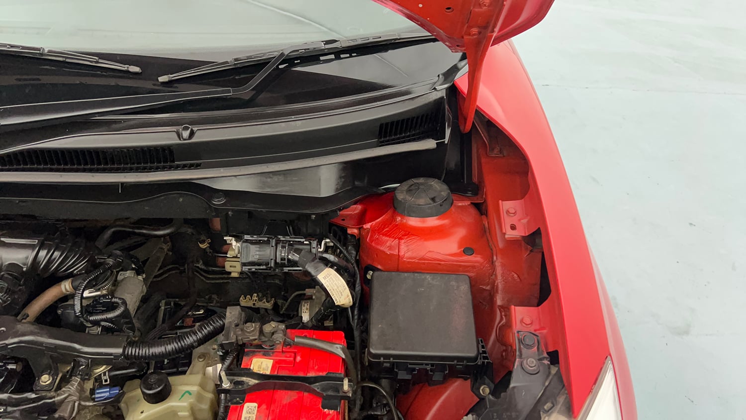Used 2018 Maruti Suzuki Swift VXi AMT Petrol Automatic engine ENGINE LEFT SIDE HINGE & APRON VIEW