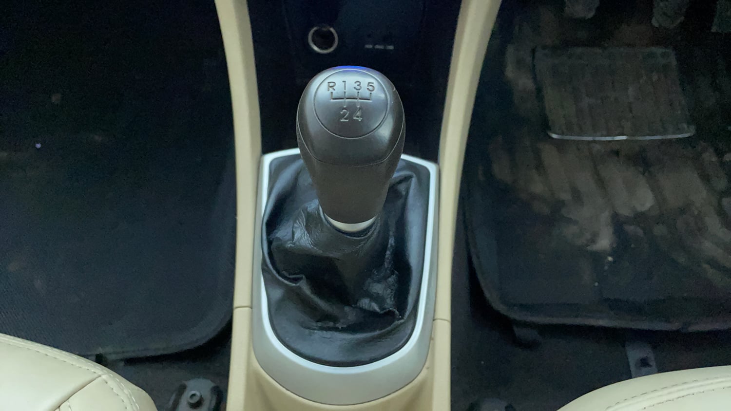 Used 2013 Hyundai Verna Fluidic 1.6 VTVT SX Petrol Manual interior GEAR  KNOB VIEW