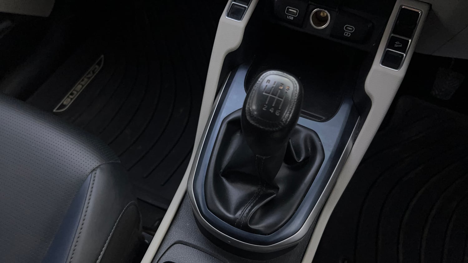 Used 2025 Kia Carens Premium (O) 1.5 Petrol 7 STR Petrol Manual interior GEAR  KNOB VIEW
