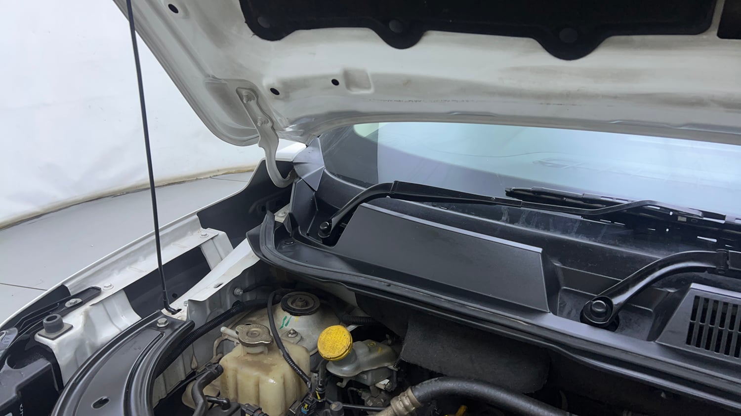 Used 2021 Renault Kiger RXZ AMT Dual Tone Petrol Automatic engine ENGINE RIGHT SIDE HINGE & APRON VIEW