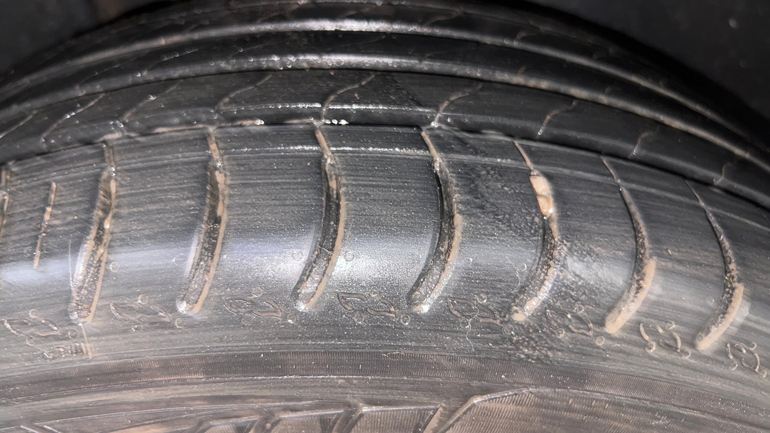 Used 2026 Skoda Kylaq Signature AT Petrol Automatic tyres RIGHT REAR TYRE TREAD VIEW