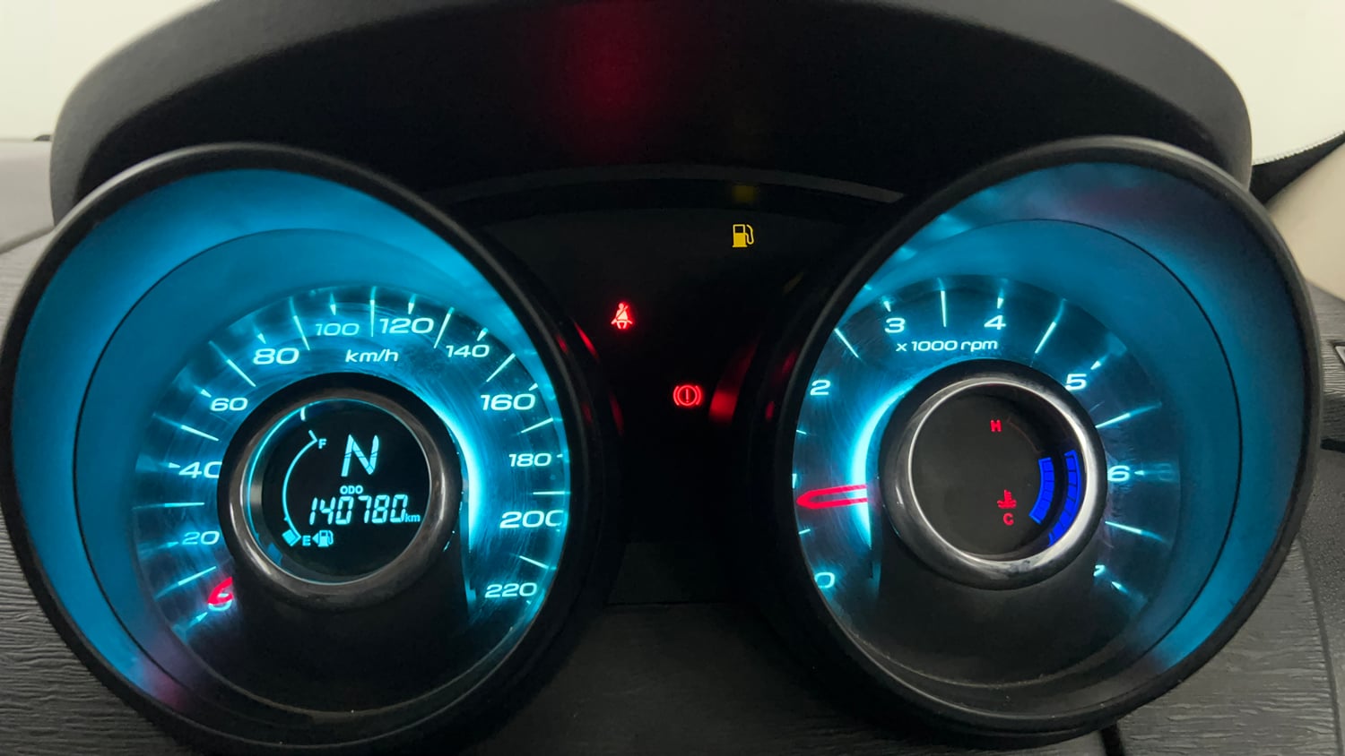 Used 2016 Mahindra XUV500 W4 Diesel Manual interior CLUSTERMETER VIEW