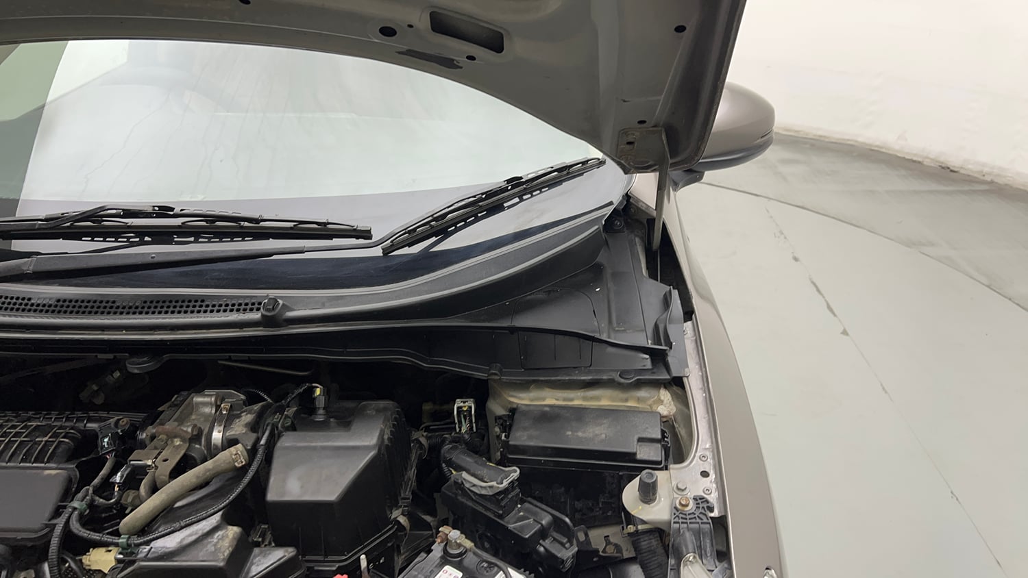 Used 2015 Honda City V Petrol Manual engine ENGINE LEFT SIDE HINGE & APRON VIEW