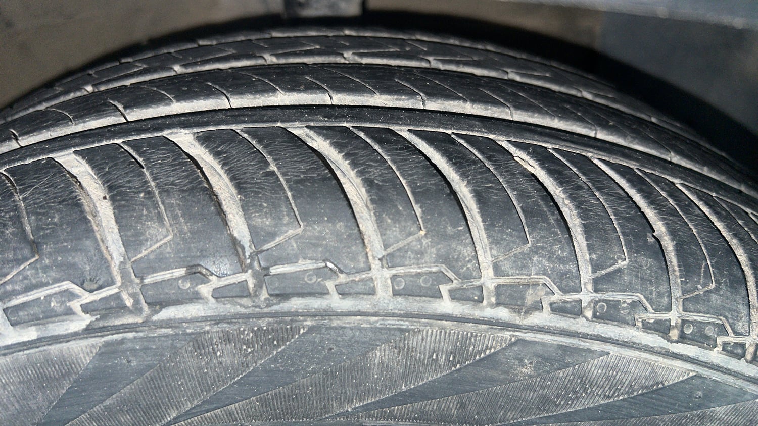 Used 2024 Hyundai Exter SX (O) 1.2 AMT Petrol Automatic tyres RIGHT FRONT TYRE TREAD VIEW