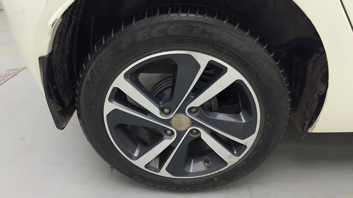 Used 2023 Tata Altroz XZA Petrol Petrol Automatic tyres RIGHT REAR TYRE RIM VIEW