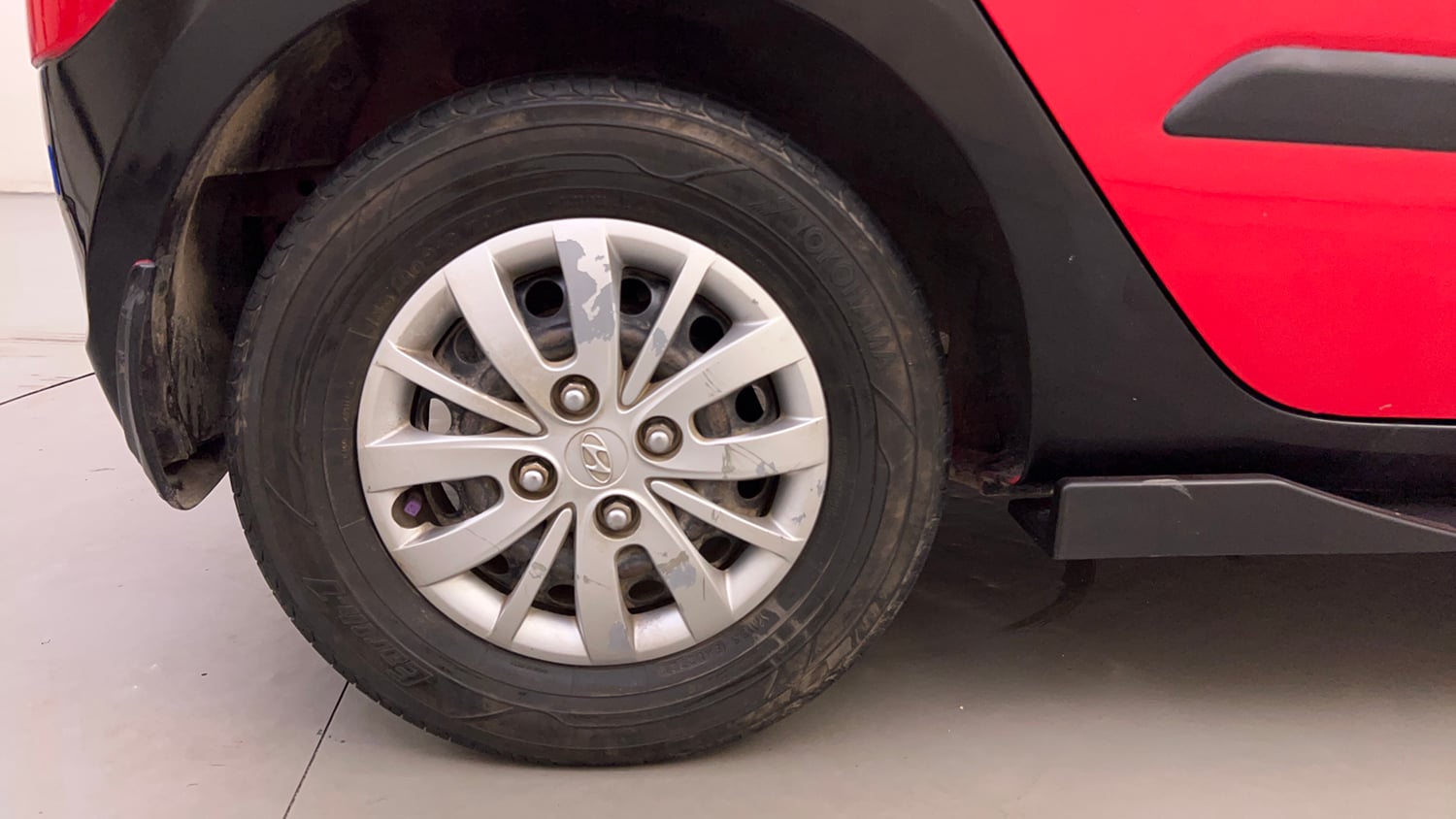 Used 2013 Hyundai i10 Magna 1.2 Kappa2 Petrol Manual tyres RIGHT REAR TYRE RIM VIEW