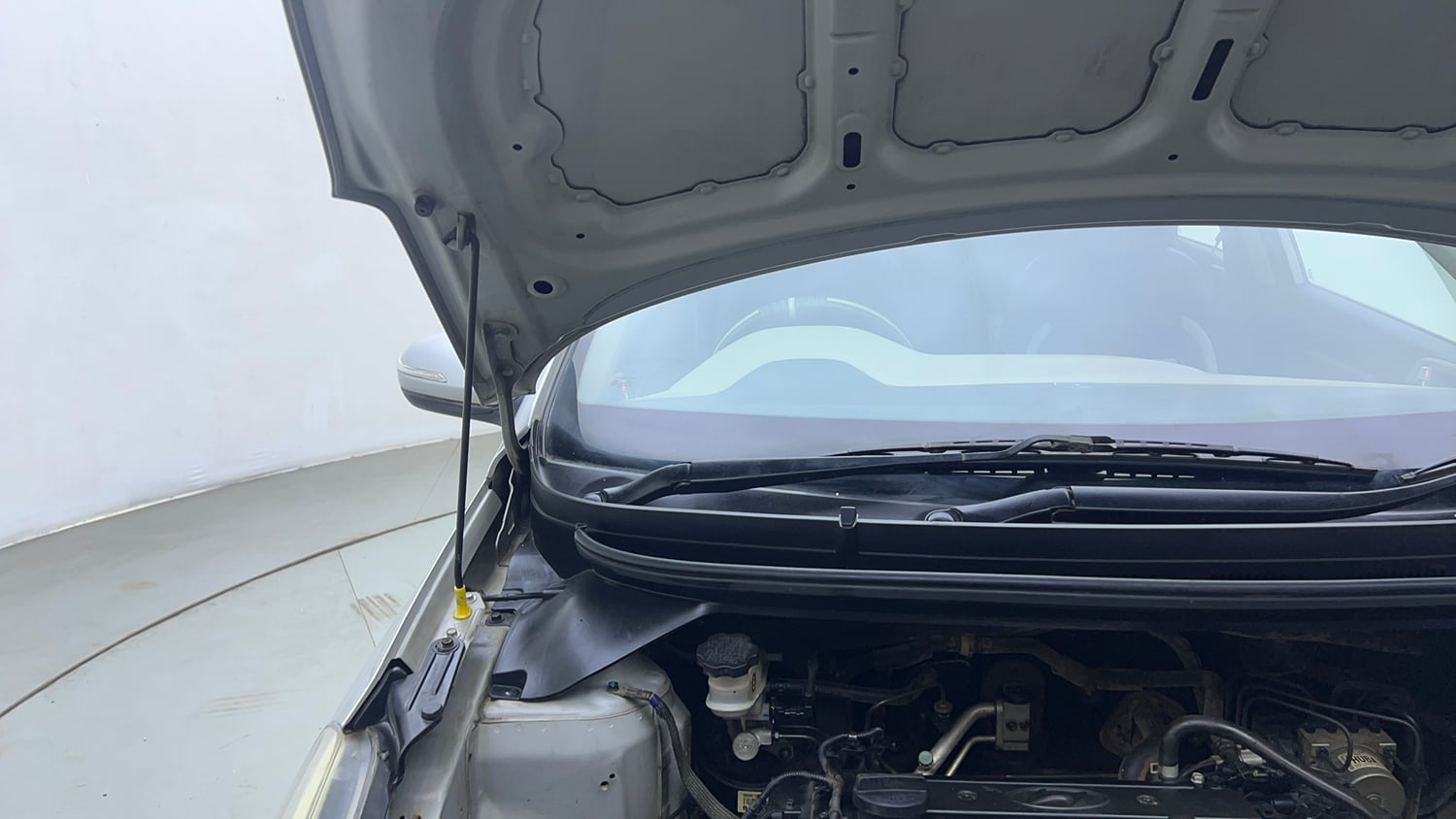 Used 2015 Hyundai Elite i20 Sportz 1.2 Petrol Manual engine ENGINE RIGHT SIDE HINGE & APRON VIEW