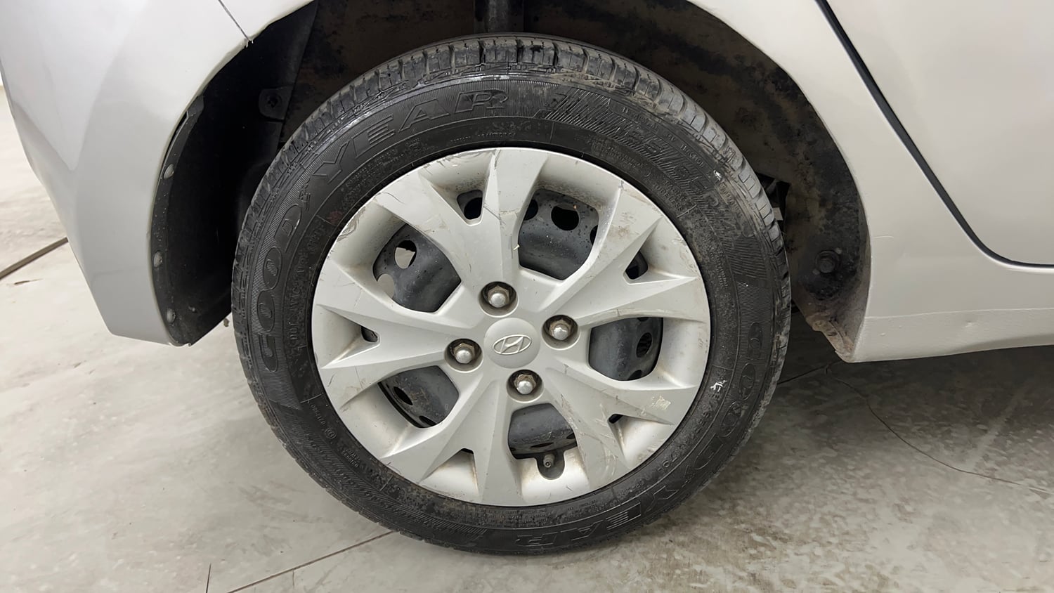 Used 2015 Hyundai Grand i10 Magna 1.2 Kappa VTVT Petrol Manual tyres RIGHT REAR TYRE RIM VIEW