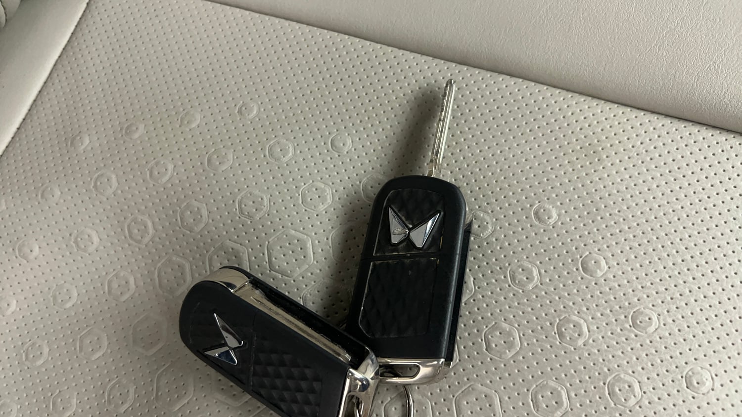 Used 2022 Mahindra XUV700 AX 5 Petrol MT 7 STR Petrol Manual extra CAR KEY VIEW