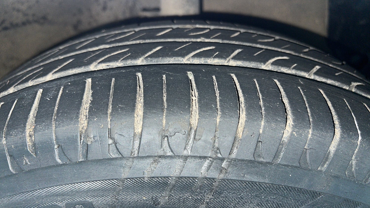 Used 2016 Hyundai Grand i10 Magna AT 1.2 Kappa VTVT Petrol Automatic tyres RIGHT FRONT TYRE TREAD VIEW