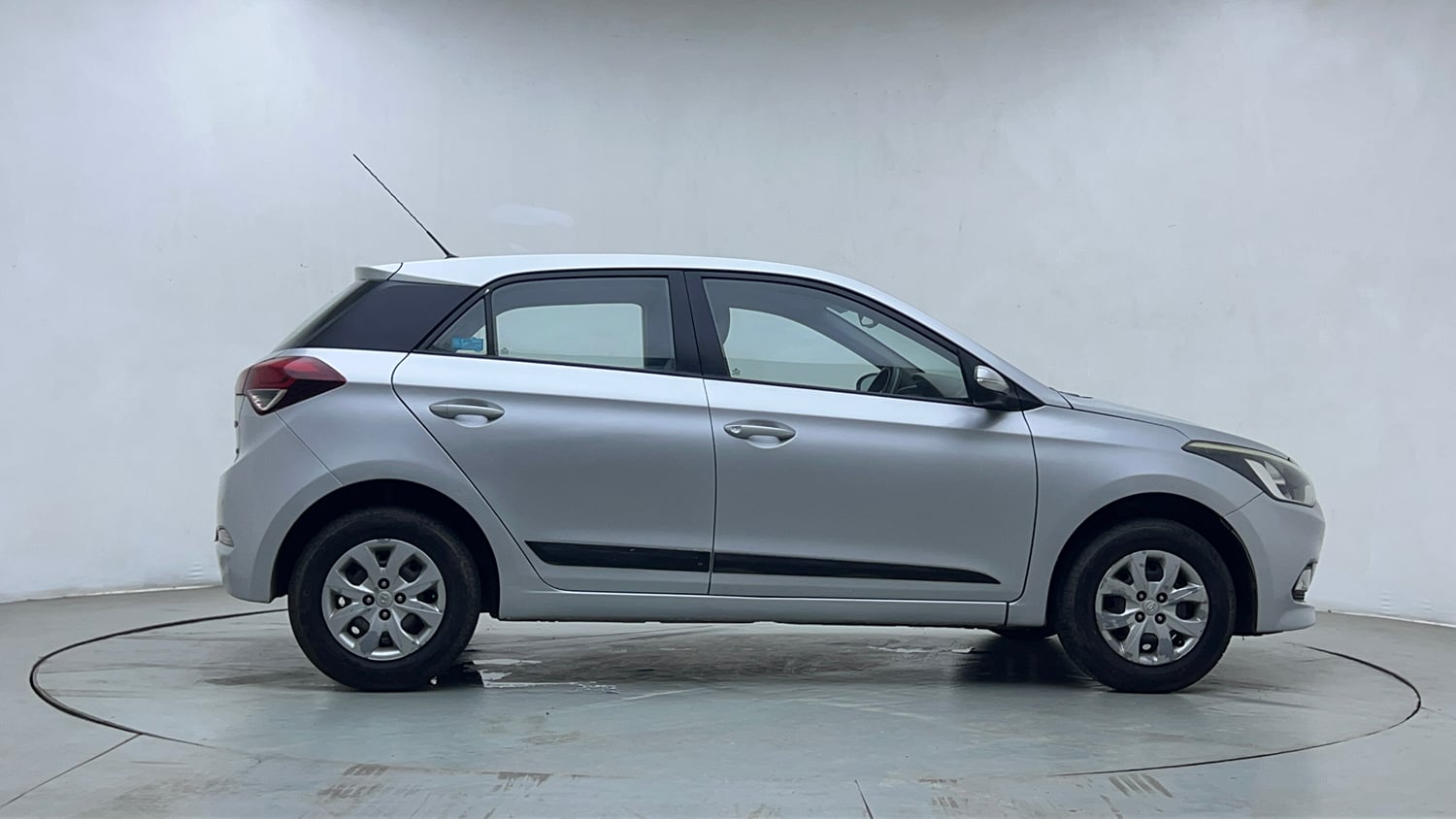 Used 2015 Hyundai Elite i20 Sportz 1.2 Petrol Manual exterior RIGHT SIDE VIEW