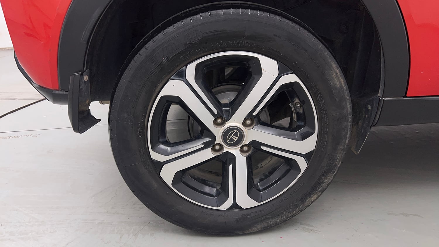 Used 2022 Tata Nexon XZA Plus  (S) Dual Tone Petrol Automatic tyres RIGHT REAR TYRE RIM VIEW