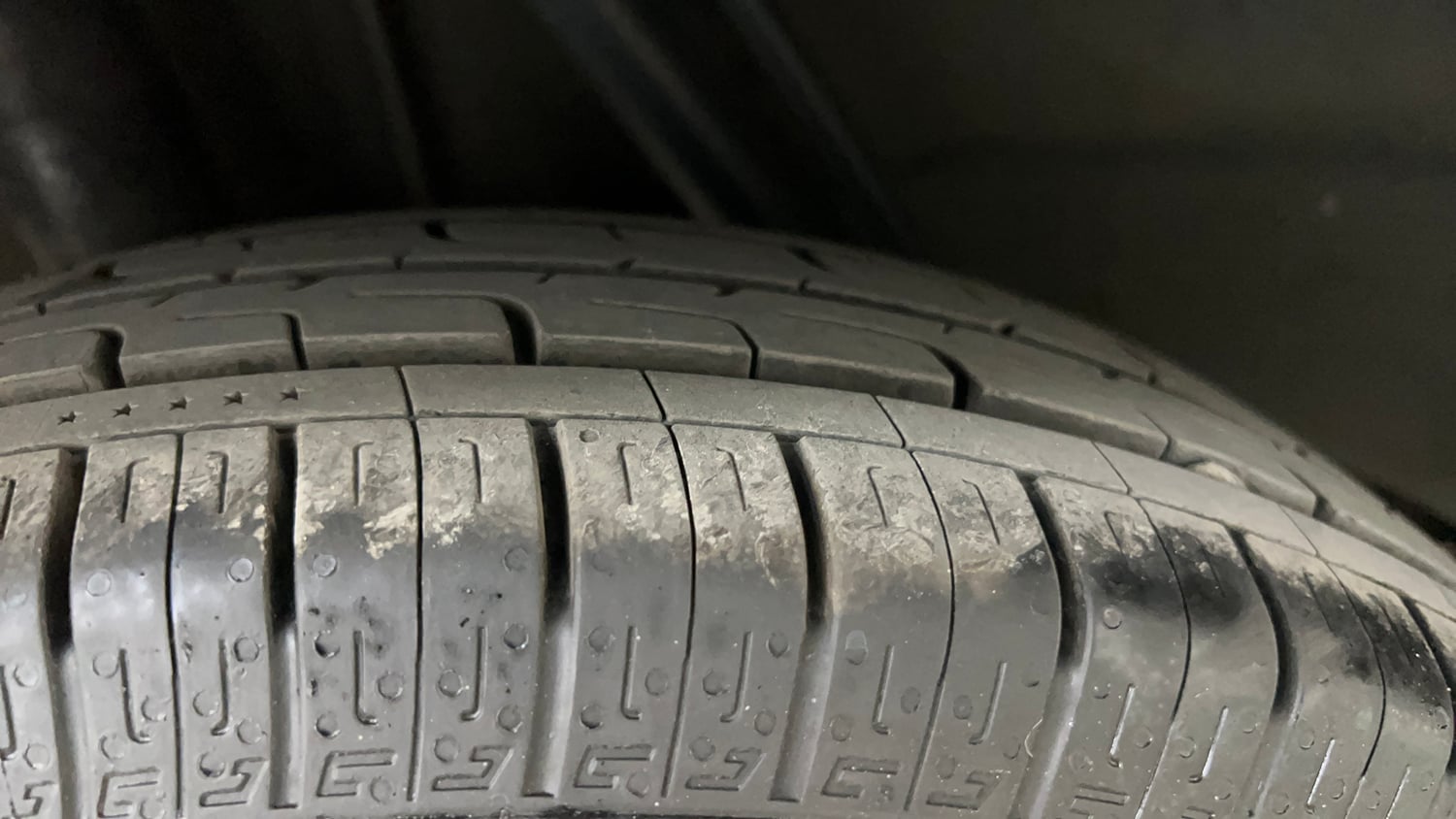 Used 2016 Renault Kwid RXT CNG (Outside Fitted) Cng Manual tyres RIGHT REAR TYRE TREAD VIEW