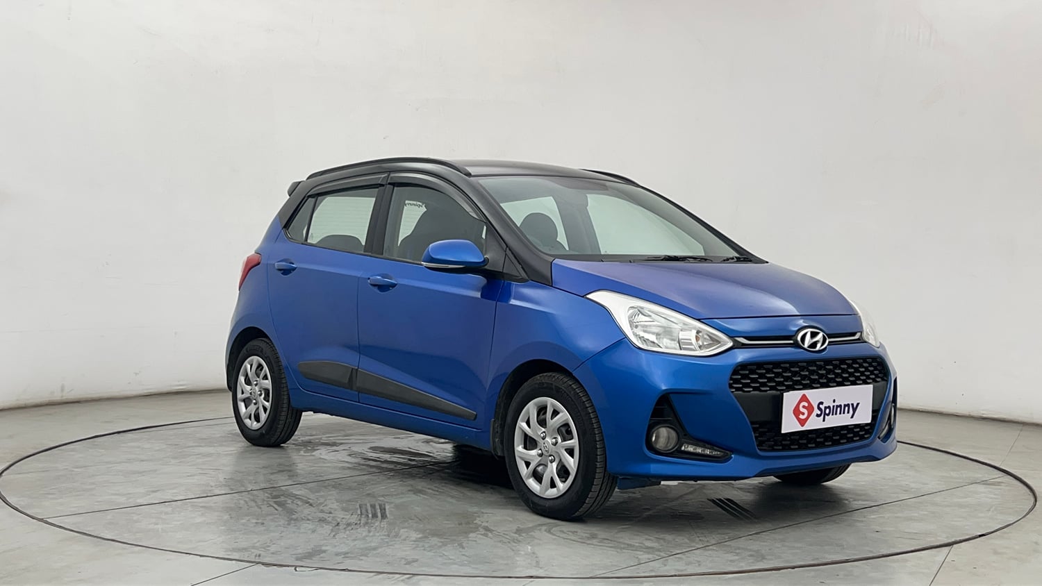 Used 2018 Hyundai Grand i10 Sportz 1.2 Kappa VTVT Dual Tone Petrol Manual exterior RIGHT FRONT CORNER VIEW